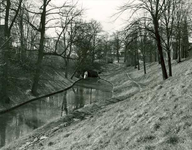 1248 De gracht bij de Onnapoort te Steenwijk in 1988