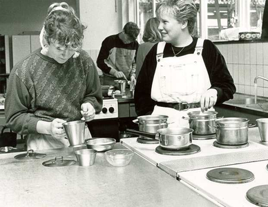 1611 Kookles in de Capelleschool voor huishoudelijk onderwijs te Steenwijk in 1985