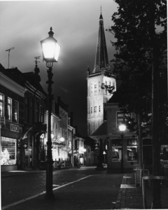 2557 De toren van de Grote of Sint Clemenskerk te Steenwijk bij avond, gezien vanaf de Markt