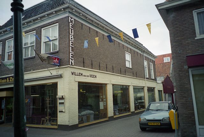 4017 Meubelzaak Willem van der Veen op de hoek van de Kalverstraat en de Gasthuisstraat te Steenwijk
