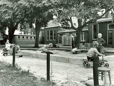 547 Speelterrein van de openbare basisschool School B aan de Paardenmarkt te Steenwijk omstreeks 1985