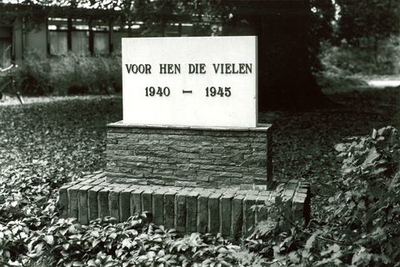 788 Oorlogsmonument bij villa Oostwold aan de Tukseweg te Tuk in oktober 1985