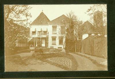 837 Tuin achter de panden Woldstraat 17 en 19 te Steenwijk omstreeks 1900