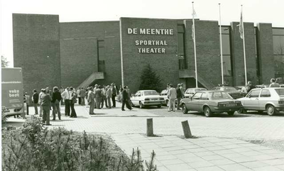 911 Het Stationsplein met sporthal en theater De Meenthe te Steenwijk in mei 1982