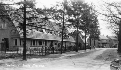 132 Eerste woningen aansluitend aan de vaste kern van het dorp, waarschijnlijk is deze foto door Henk van de Kuil ook ...