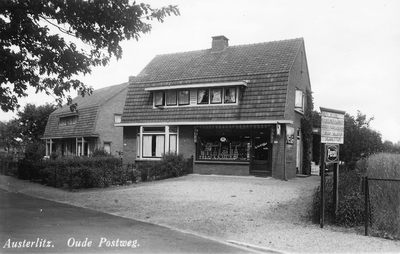 134 De kruideniers zaak van Gijs van de Kuil, later overgenomen door N. Kuyt die er de eerste zelfbedieningszaak van maakte.