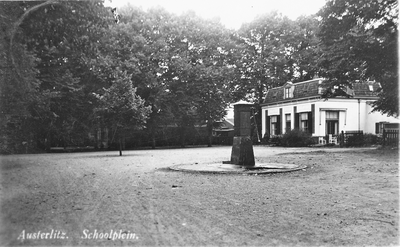141 Het Schoolplein met de nog orginele pomp gebouwd in 1850, met op de achtergrond de woning van het hoofd der school.