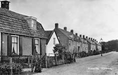 150 De eerste grootschalige nieuwbouw in het dorp van tien woningen Weideweg 19 t/m 37 gebouwd in 1952, bewoners van ...