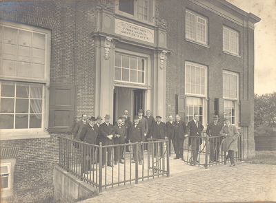  Foto van het bestuur van hoogheemraadschap Zeeburg en Diemerdijk op de dijk voor de deur van het Gemeenlandshuis, 1921