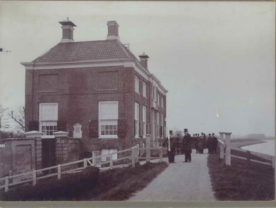  Bestuursleden hoogheemraadschap Zeeburg en Diemerdijk voor het Gemeenlandshuis gezien vanuit oostelijke richting, 1921