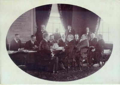  Foto van bestuur hoogheemraadschap Zeeburg en Diemerdijk aan tafel in Gemeenlandshuis, vermoedelijk ca. 1910