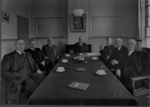  Foto van 7 bestuursleden en de machinist van de Middelpolder, 1936
