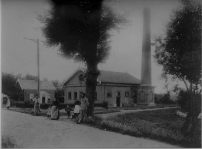  Foto van het machinegemaal Middelpolder met schoorsteen en machinistenwoning, 1910