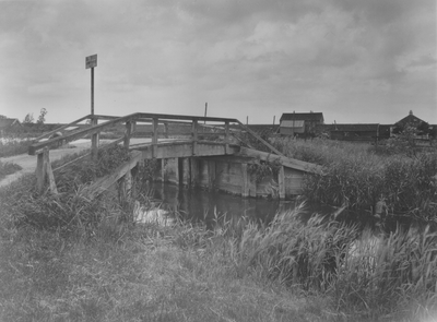  Foto van bruggetje over de kleisloot nabij de Diemerdammersluis, 1921