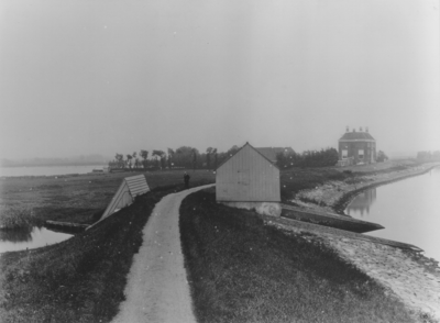  Foto met op voorgrond Ipenslotersluis met links Nieuwe Diep en Gemeenlandshuis op Diemerzeedijk, 1903