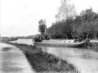  Foto van schouwboot met bestuursleden van Amstelland bij Galgewaardsebrug te Breukelen, 1903