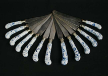  Dertien messen met Delftsblauwe handvatten afkomstig uit Gemeenlandshuis