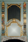  Serie van twaalf polychroom en vergulde beschilderde houten gesneden wapenschilden in kleur in Gemeenlandshuis met de ...