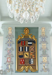 Geschilderd schoorsteenstuk in de raadzaal in Gemeenlandshuis in vergulde gesneden houten lijst met de wapenschilden ...