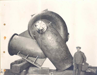  Foto van een pomphuis (met machinist) voor het dieselmotorgemaal in de polder Nieuwe Bullewijk, 1912