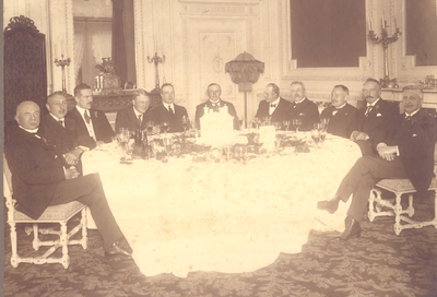  Foto van 11 mannen aan tafel tijdens diner op 10 juli 1921 bij het aftreden van dijkgraaf Jhr.Mr. W.G. Dedel van ...