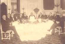  Foto van 11 mannen aan tafel tijdens diner op 10 juli 1921 bij het aftreden van dijkgraaf Jhr.Mr. W.G. Dedel van ...
