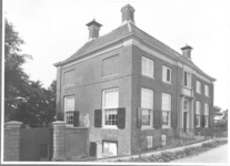  Foto van oost- en voorzijde van gemeenlandshuis, 1921