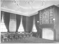  Foto van vergaderzaal van gemeenlandshuis met wapenbord bij het raam aan de voorzijde, 1921