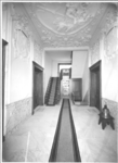  Foto van vestibule Gemeenlandshuis met tapijt en klok, 1921