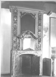  Foto van schoorsteen in de westelijke kamer van het Gemeenlandshuis met wapenborden, 1921