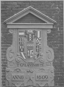  Foto van wapensteen aan oostzijde van het Gemeenlandshuis, 1921