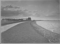  Foto van Gemeenlandshuis vanaf Ipenslotersluis met onverharde weg en buitenzijde van de dijk, 1921