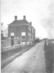  Foto van Gemeenlandshuis gezien voor de ophoging met onverharde weg. Gedenkboek voor afscheid van dijkgraaf jonkheer ...