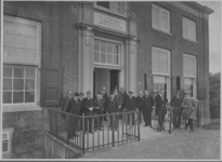  Foto van bestuur voor de voordeur van het Gemeenlandshuis, 1921