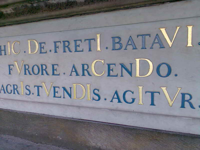  Latijnse spreuk op de voorgevel van het Gemeenlandshuis aan de Diemzeedijk 'hiC De fretI bata VI fVrore arCenDo agrIs ...