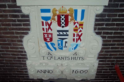  Gedenksteen die na de restauratie in 2007 op de gevel aan de oostzijde van het Gemeenlandshuis is aangebracht, 2007