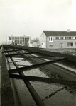  Foto van het uitstroomkanaal van het gemaal van de Noorderlegmeer- en Thamerpolder, met zicht op het gemaal, ca. 1970