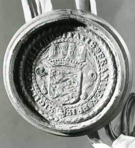  het gekroonde wapen van Friesland, met erachter een lint; boven de kroon een opengeslagen boek met de woorden: FVND ...