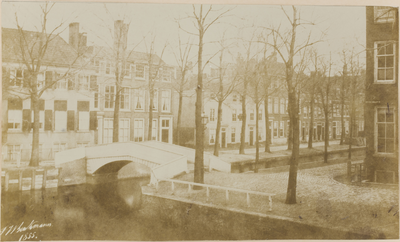  Nieuwe Uitleg, met zicht op de Houtweg (links) gefotografeerd vanuit een zijraam van de woning van de fotograaf, ...