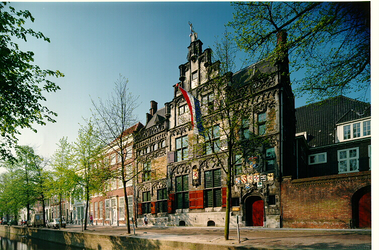  Gemeenlandshuis. Laat Gotische, rijk met beeldhouwwerk versierde, bergstenen gevel met fraaie ankers en gemeed ijzeren ...