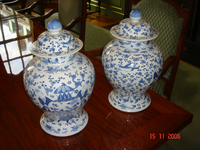 151 A/P 3 2 Chinees blauw gedecoreerd porseleinen baluster dekselvazen, met decor van vogels, bloesemtakken en 2 ...