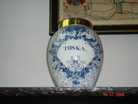 152 A/P4 a/b 2 blauw gedecoreerd aardewerken tabaksvazen Tonka met messing deksel, midden 18e eeuw