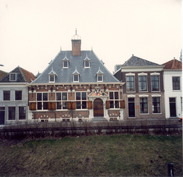  Voormalig gemeenlandshuis van Delfland. Omschrijving uit de monumentenlijst: rechthoekig bakstenen bouwwerk, gedekt ...