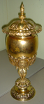 140 Z4 Hensbeker 'Hertog Albrecht', granaatappelvormige cuppa met gladde bovenzijde en onder applique van 8 heraldische ...
