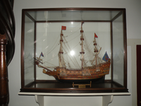 126 D35 Model Brits oorlogsschip 'Sovereign of the Seas 1637', met vol tuigage en bijbehorende vitrine, 1990