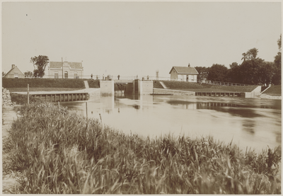1391 Uitwateringssluis De Vijfsluizen te Vlaardinger-Ambacht (Schiedam), gezien vanaf ca. 75 m. zuidwestwaarts buiten ...
