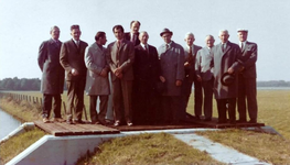2552 Het polderbestuur van de Tedingerbroekpolder bij de opening van het nieuwe gemaal aan de Kanaalweg te Nootdorp, ...