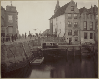 806 De Monstersche sluis en de haven te Maassluis, voor de verbouwing tot schutsluis, gezien naar het oosten., 1889/april
