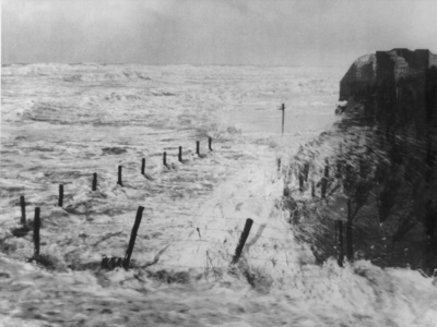 1641 De stormvloed van februari 1953 bij 's-Gravenzande ter hoogte van het strandhoofd nr 5a., 1953