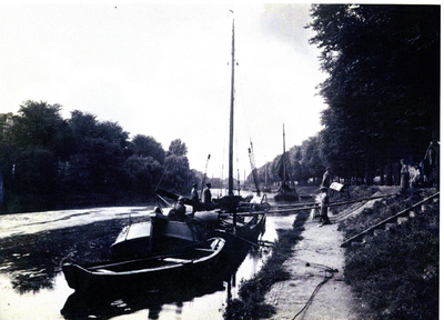 2147 Verversingskanaal met rechts de Conradkade, gezien naar de Groot Hertoginnebrug te Den Haag. Een tjalk lost ...